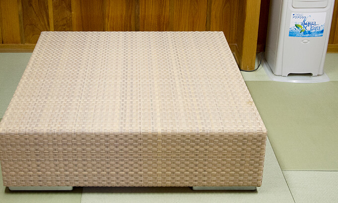 スクエアベンチとナチュラルウォーター