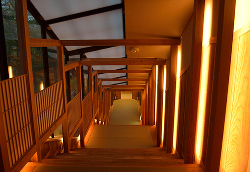 大浴場への森閑とした通廊